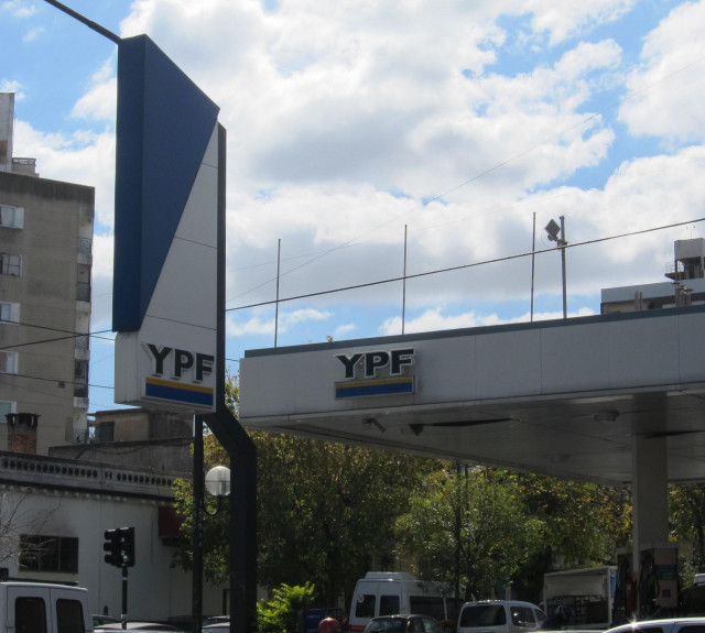 Archivo - Logo de YPF.