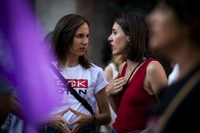 La secretaria general de Podemos, Ione Belarra (i), y la eurodiputada Irene Montero (d), durante la concentración contra el pacto de la OTAN y el aumento del gasto militar frente al ministerio de exteriores, a 25 de junio de 2025, en Madrid (España).