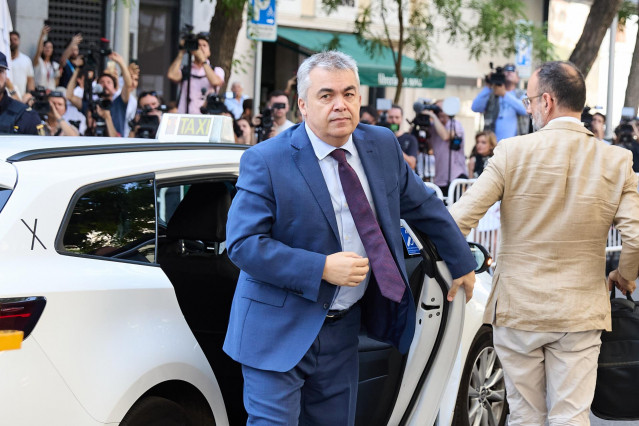 El exsecretario de Organización del PSOE Santos Cerdán a su llegada a declarar en el Tribunal Supremo, a 30 de junio de 2025.