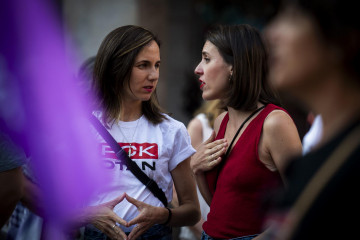 La secretaria general de Podemos, Ione Belarra (i), y la eurodiputada Irene Montero (d), durante la concentración contra el pacto de la OTAN y el aumento del gasto militar frente al ministerio de ext