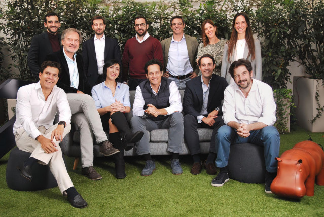 De izquierda a derecha: Guillermo Álvarez; Ignacio Pallás; Álvaro Fresnillo; Fernando Díaz Solís; Natalia Cedrés; Reyes Rubio; José Manuel Gasalla; Pablo Campos; Laura Olmos; Juan López; Juan Carlos Tapiador; Vicente Vázquez.