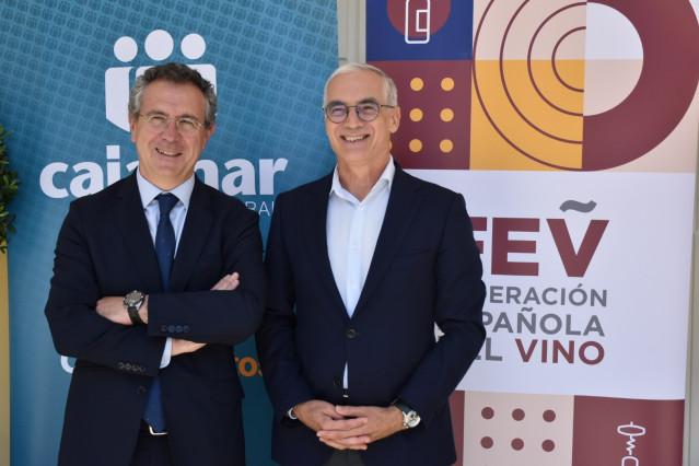 El presidente de Cajamar, Eduardo Baamonde, y el director general de la Federación Española del Vino, José Luis Benítez