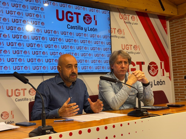 Archivo - El secretario autonómico de UGT, Óscar Lobo, en una rueda de prensa junto al secretario autonómico del PSOE, Carlos Martínez