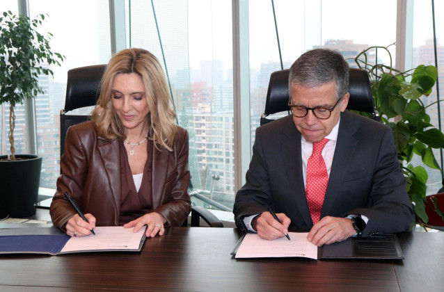 La consejera delegada de Mapfre Chile, Eva Tamayo, y el consejero delegado de Banco Internacional, Mario Chamorro.