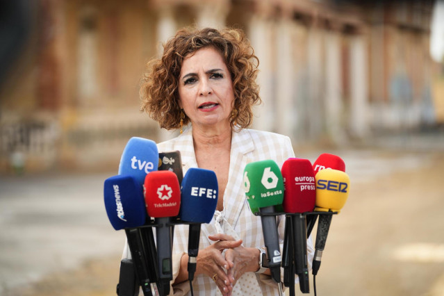 La vicepresidenta primera del Gobierno y ministra de Hacienda, María Jesús Montero, atiende a los medios en Sevilla.