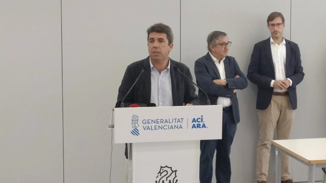 El 'president' de la Generalitat, Carlos Mazón, atiende a los medios de comunicación este viernes en Petrer (Alicante)