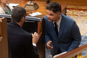 Archivo - El presidente del Gobierno, Pedro Sánchez (i) y el portavoz de ERC en el Congreso, Gabriel Rufián (d), conversan durante una sesión plenaria, en el Congreso de los Diputados, a 10 de abri