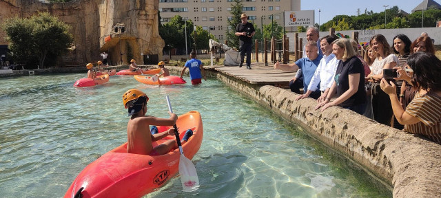Fernández Mañueco en el centro de ocio y deporte La Roca de Palencia, donde ha presentado el bono infantil.