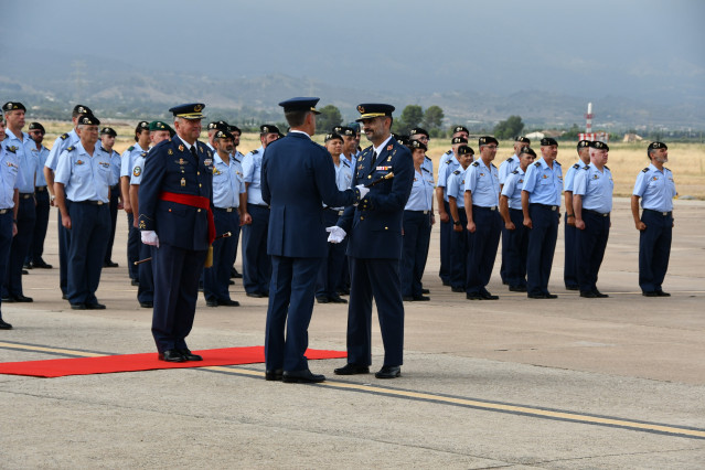 El coronel José Ignacio Sánchez-Heredero García ha asumido este viernes la jefatura de la Base Aérea de Alcantarilla y de la Escuela Militar de Paracaidismo Méndez Parada, relevando al coronel Alberto José Lens Blanco