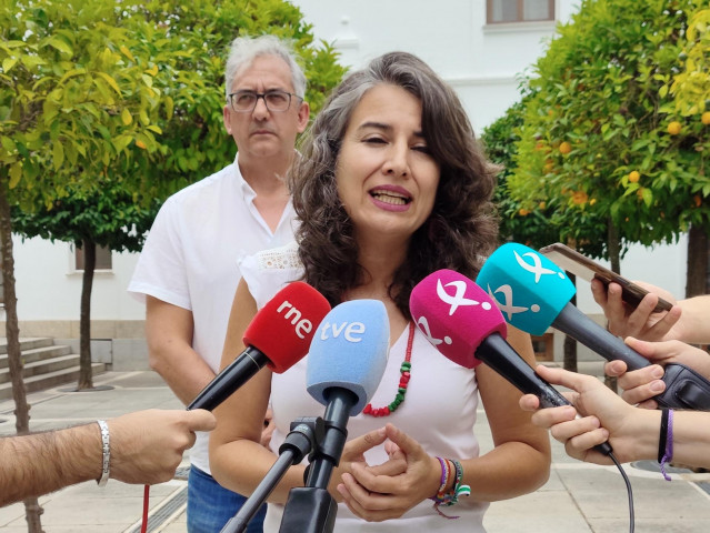 La portavoz de Unidas por Extremadura, Irene de Miguel, en declaraciones a los medios en el patio exterior de la Asamblea de Extremadura.