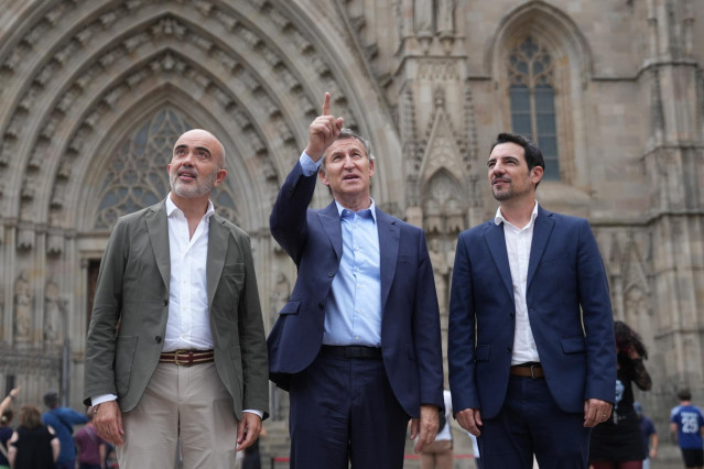 El presidente del Partido Popular, Alberto Núñez Feijóo (c), el presidente del PP de Barcelona, y diputado del parlament, Manuel Reyes (d), y el concejal del PP en el Ayuntamiento de Barcelona, Daniel Sirera (i).