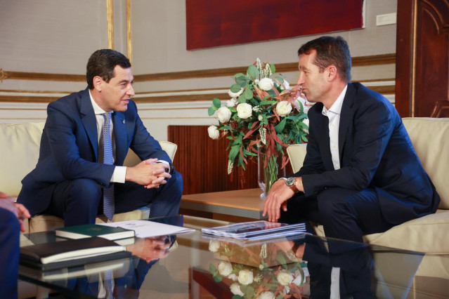 El presidente de la Junta de Andalucía, Juanma Moreno,junto al presidente ejecutivo de Indra, Ángel Escribano, este viernes en Sevilla.