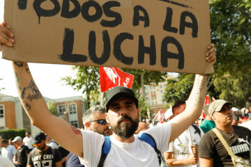 Empleados de Navantia protestan frente a la Asamblea de Murcia mientras tiene lugar el Debate del Estado de la Región, a 25 de junio de 2025, en Cartagena, Región de Murcia (España). Tras varias jo