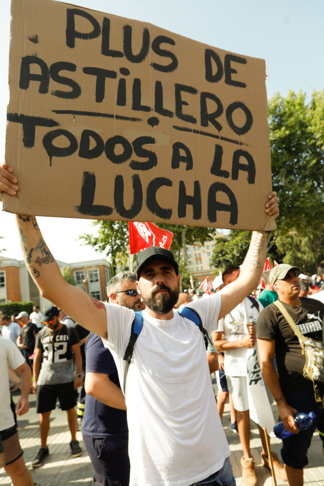 Empleados de Navantia protestan frente a la Asamblea de Murcia mientras tiene lugar el Debate del Estado de la Región, a 25 de junio de 2025, en Cartagena, Región de Murcia (España). Tras varias jornadas de huelga, los trabajadores del astillero reivindic