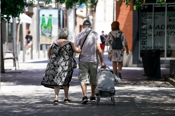 EuropaPress 3857525 pareja ancianos camina calle carro compra 27 julio 2021 madrid espana