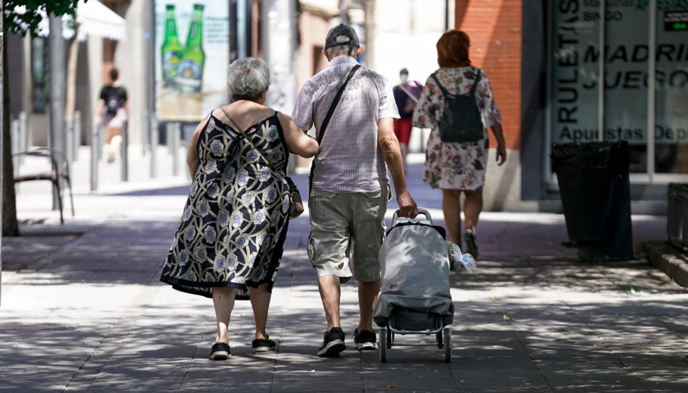 EuropaPress 3857525 pareja ancianos camina calle carro compra 27 julio 2021 madrid espana