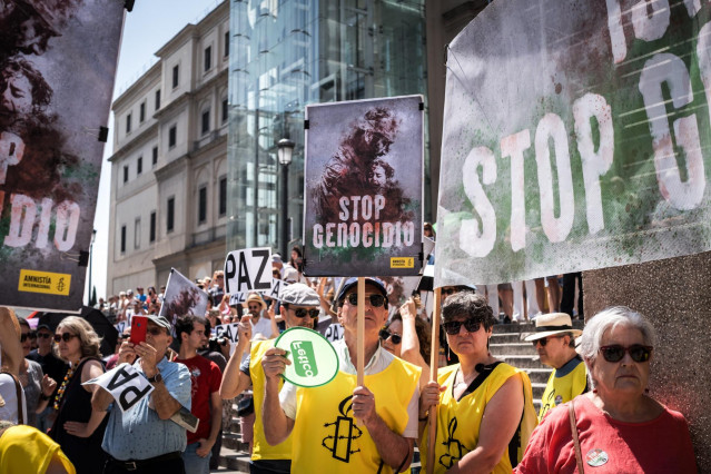 Varias personas durante una manifestación en apoyo a Palestina, en la Plaza de Juan Goytisolo, a 14 de junio de 2025, en Madrid (España). La organización 'PararLaGuerra.es' convoca esta concentración para pedir la paz en Palestina bajo el lema 'Alto el Fu
