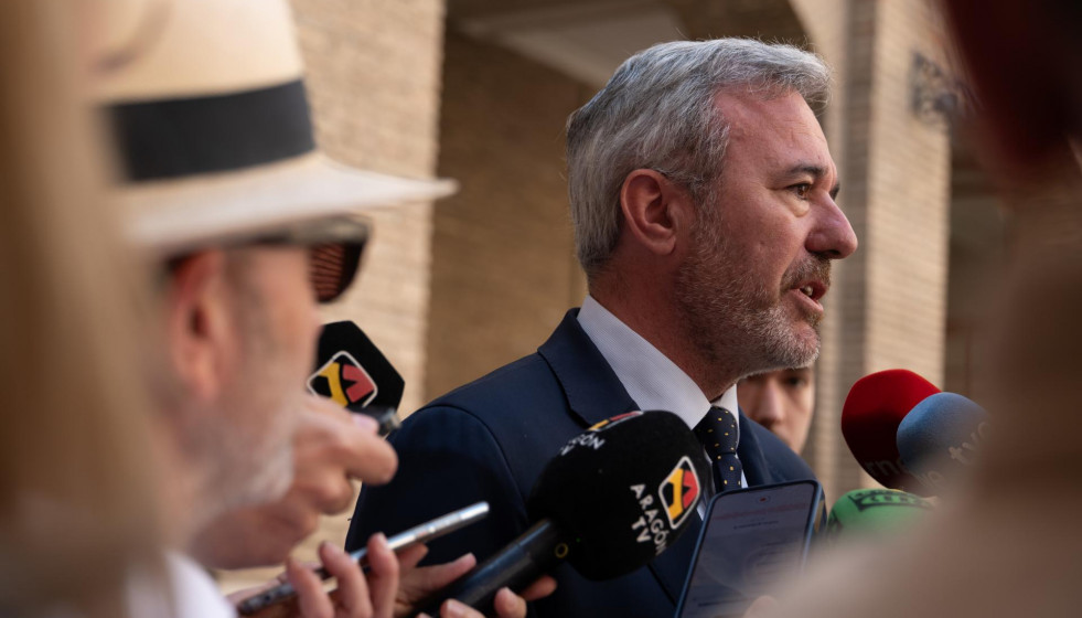 Archivo - El presidente del Gobierno de Aragón atiende a los medios de comunicación