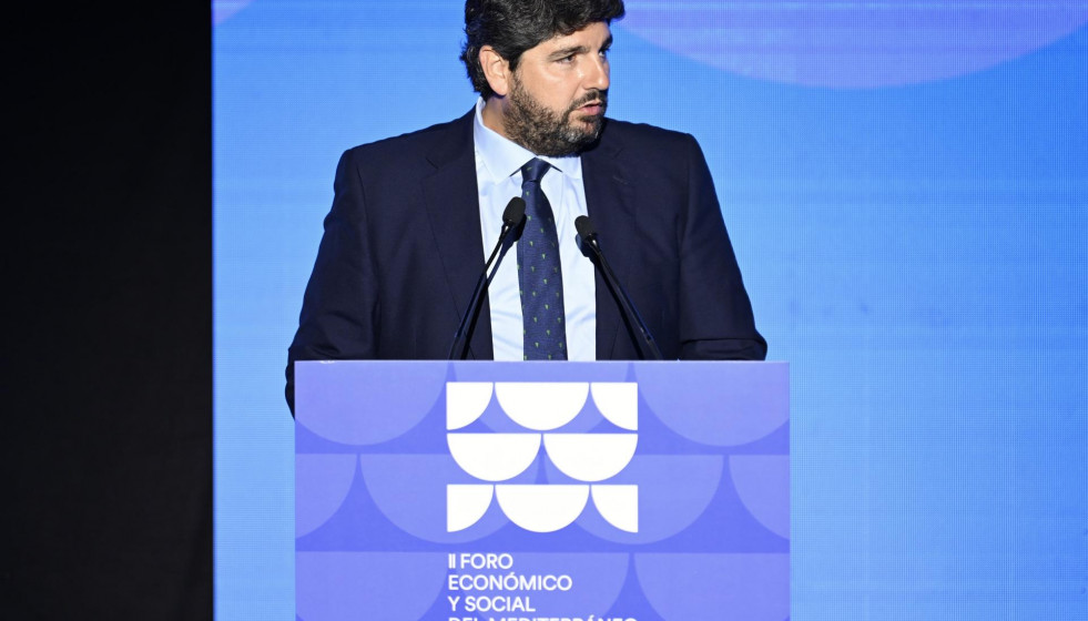 El presindente del Gobierno regional, Fernando López Miras, reivindica un Plan Nacional del Agua en el Foro Mediterráneo