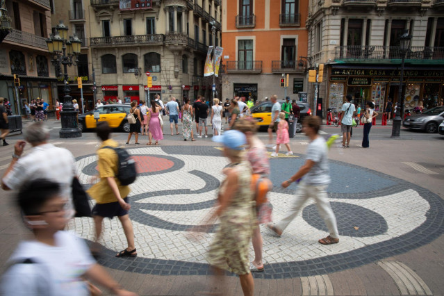 Archivo - Varias personas caminan por el mosaico de Miró en el suelo de La Rambla escenario del atentado del 17 de agosto de 2017
