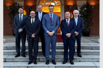 Reunión del presidente del Gobierno, Pedro Sánchez (centro), con representantes de Broadcom en julio de 2023