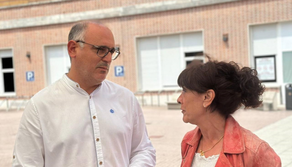 El viceconsejero de Seguridad, Ricardo Ituarte, junto con la Directora de la Ertzaintza, Victoria Landa, en el exterior del Hospital de Cruces a donde será trasladado uno de los ertzainas heridos en 