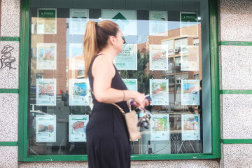 Archivo - Escaparate de una inmobiliaria.