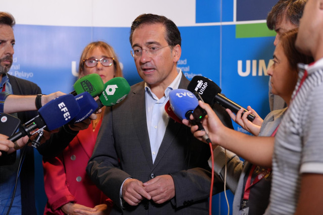 El ministro de Asuntos Exteriores, José Manuel Albares, ofrece declaraciones a los medios en la Universidad Internacional Menéndez Pelayo (UIMP)
