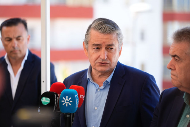 El consejero andaluz de la Presidencia, Interior, Diálogo Social y Simplificación Administrativa, Antonio Sanz, este lunes en Matalascañas (Almonte, Huelva)