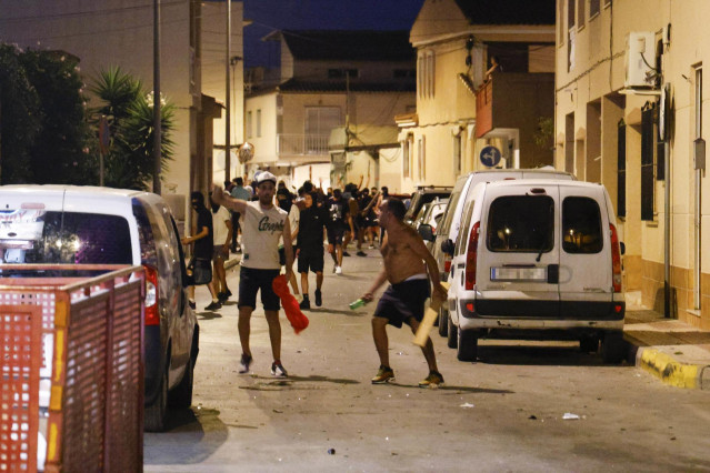 Varias personas durante los altercados en Torre Pacheco, a 12 de julio de 2025, en Torre Pacheco, Murcia (España). Tras una noche de altercados, la Guardia Civil ha arrestado a una persona y cinco han resultado heridas leves. Los hechos han desencadenado