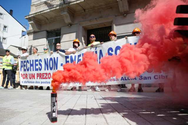 Trabajadores de Alcoa San Cibrao durante un encadenamiento frente a la subdelegación del Gobierno en Lugo, a 14 de julio de 2025, en Lugo, Galicia (España). La movilización busca reclamar una solución urgente para garantizar el futuro de la planta y de lo