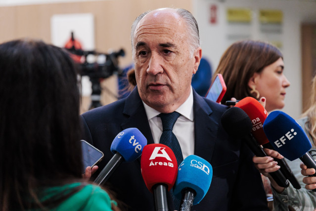 Archivo - El alcalde de Algeciras, José Ignacio Landaluce, atiende a los medios en una foto de archivo.