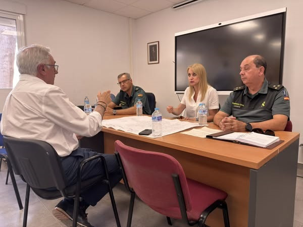 Imagen de la junta técnica mantenida este lunes entre la delegada del Gobierno, Mariola Guevara,  junto al alcalde del municipio, el Coronel de la 5a Zona de la Guardia Civil en la Región de Murcia y el Capitán de la Compañía