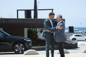 Archivo - El presidente del Gobierno, Pedro Sánchez (i), saluda al ahora ministro Ángel Víctor Torres (d) a su llegada a Lanzarote en 2022, donde veranea habitualmente.