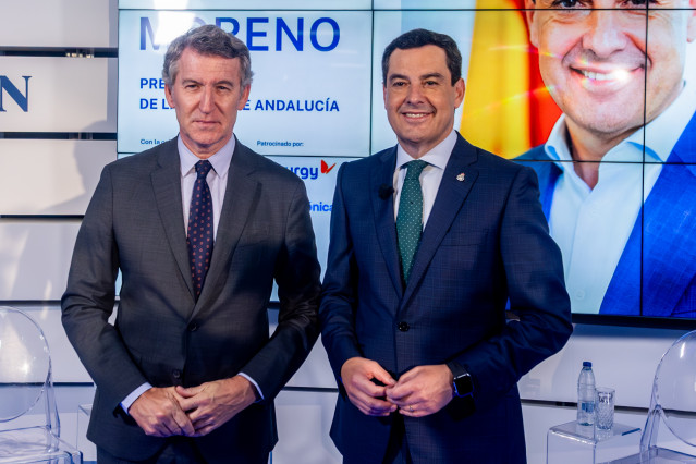 El presidente del Partido Popular, Alberto Núñez Feijóo, presenta al presidente de la Junta de Andalucía, Juanma Moreno, en el encuentro organizado por La Razón, a 14 de julio de 2025, en Madrid (España).