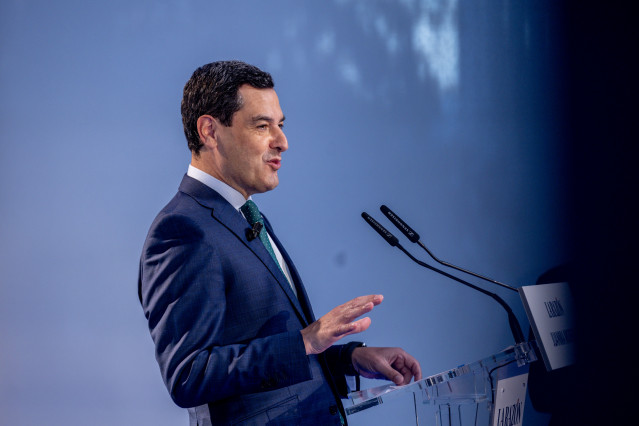 El presidente de la Junta de Andalucía, Juanma Moreno, durante un encuentro organizado por La Razón este lunes en Madrid).