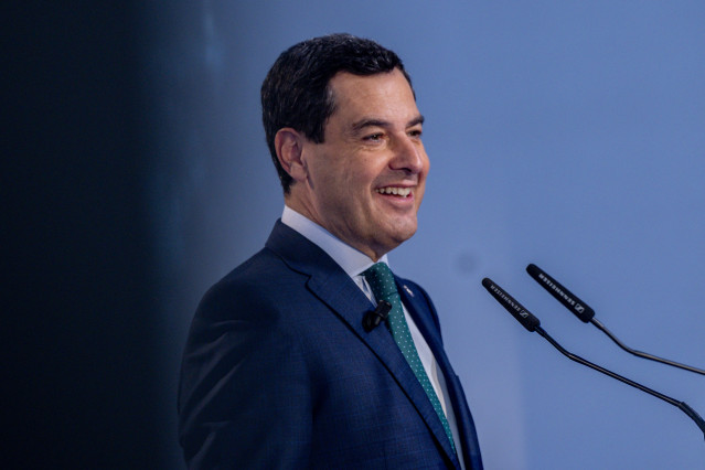 El presidente de la Junta de Andalucía, Juanma Moreno, durante un encuentro organizado por La Razón, a 14 de julio de 2025, en Madrid (España).