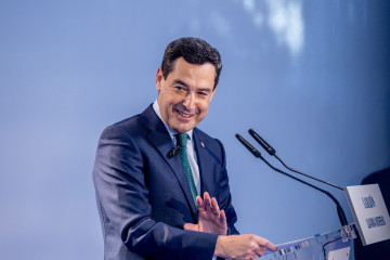 El presidente de la Junta de Andalucía, Juanma Moreno, durante un encuentro organizado por La Razón, a 14 de julio de 2025, en Madrid (España).