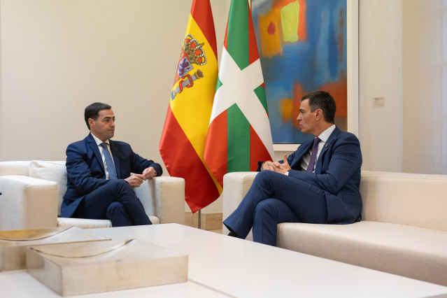 Archivo - El presidente del gobierno, Pedro Sánchez (d), durante su encuentro con el lehendakari, Imanol Pradales (i), antes de la Comisión Bilateral de Cooperación del Estado - País Vasco, a 27 de noviembre de 2024, en Madrid (España)
