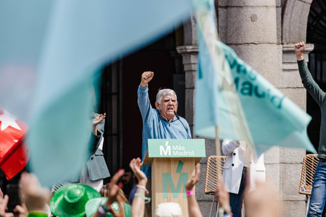 Archivo - El concejal Félix López Rey, interviene durante un mitin de Más Madrid en la Plaza Mayor, a 20 de mayo de 2023, en Madrid (España).