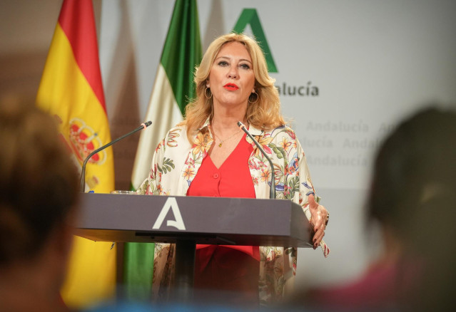 La consejera de Economía, Hacienda y Fondos Europeos y portavoz del Gobierno andaluz, Carolina España, en rueda de prensa tras una reunión del Consejo de Gobierno. (Foto de archivo).