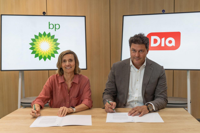 El consejero delegado de Dia España, Ricardo Álvarez, y la presidenta de BP Energía España, Olvido Moraleda