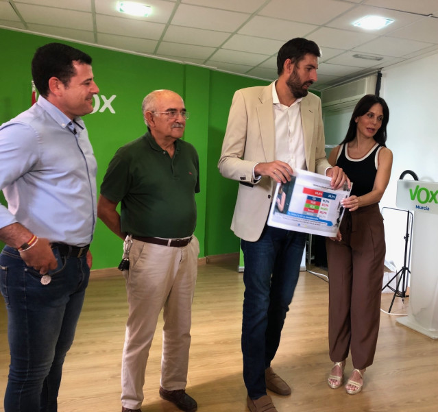 Archivo - El presidente provincial de Vox, José Ángel Antelo, muestra los resultados de una encuesta sobre la inmigración ilegal en relación a los altercados ocurridos en Torre Pacheco estos últimos días