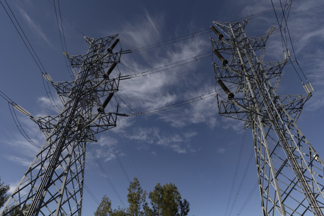 Archivo - Dos torres eléctricas