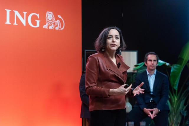 Archivo - La directora de Desarrollo de Negoco de ING, Almudena Román. Al fondo, el consejero delegado del banco, Alfonso Tolcheff.