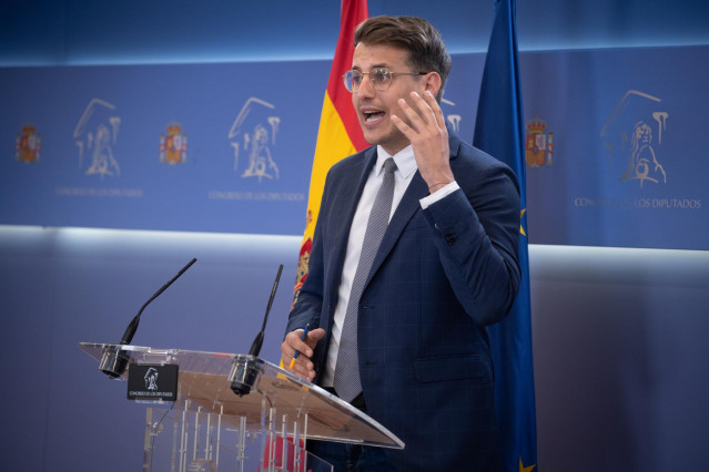 El diputado de Sumar Jorge Pueyo durante una rueda de prensa en el Congreso de los Diputados.