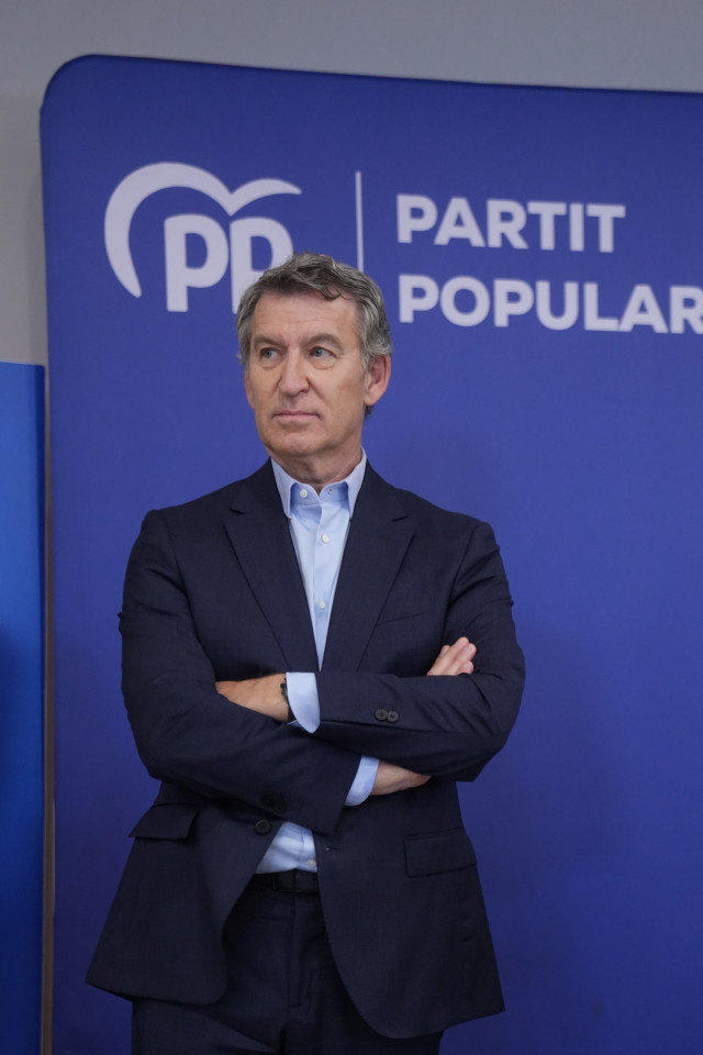 El presidente del Partido Popular, Alberto Núñez Feijóo, durante un encuentro con dirigentes locales del PP, en el Hotel Lamaro, a 11 de julio de 2025, en Barcelona, Cataluña (España).