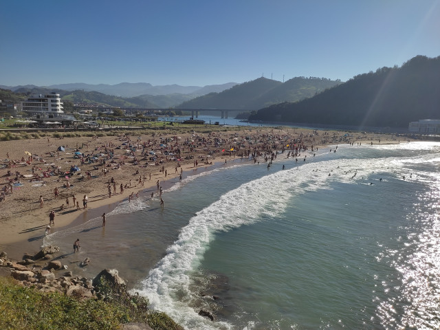 Archivo - Bañistas se refrescan en la playa de Orio (Gipuzkoa)