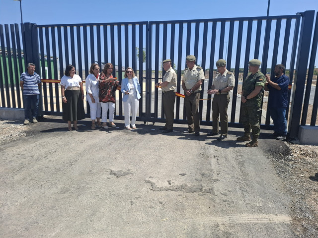 Valcarce (centro), tras cortar la cinta que simbolizaba la recepción de las obras de urbanización y del vallado de la BLET.