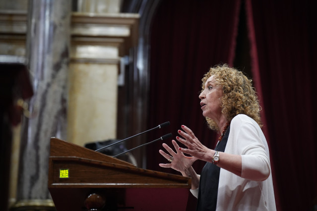 La diputada de ERC Ester Capella interviene durante un pleno en el Parlament de Catalunya, a 15 de julio de 2025, en Barcelona, Catalunya (España). El Parlament debate en un pleno monográfico las situación de las infraestructuras en Catalunya tras las últ